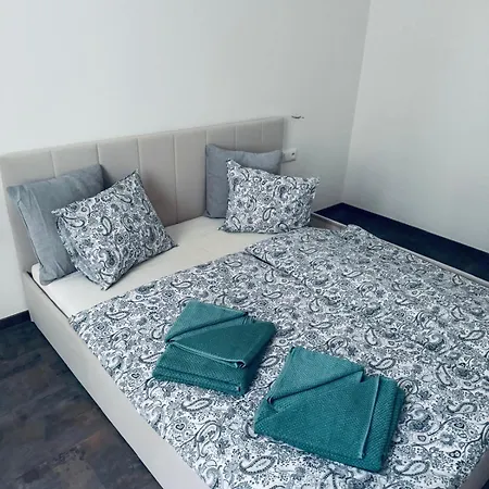 Pearl Bee Deluxe Suites Pilsen Exterior photo